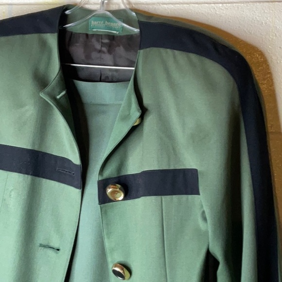 A lightly worn Harve’ Bernard women’s two piece suit . Very well made in a Sz.6. - Picture 4 of 16